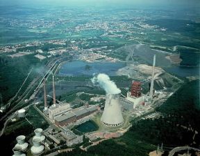 Industria . Gli impianti di una centrale elettrica presso Saarbrucken, in Germania.De Agostini Picture Library/Pubbli Aer Foto