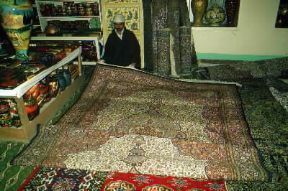Jammu e Kashmir . Un negozio di tappeti a Srinagar.De Agostini Picture Library/M. Bertinetti