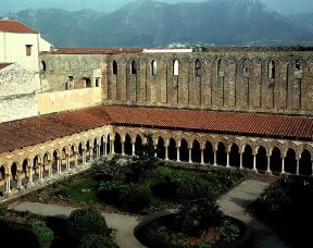Monreale. Il chiostro del monastero benedettino del sec. XII.De Agostini Picture Library
