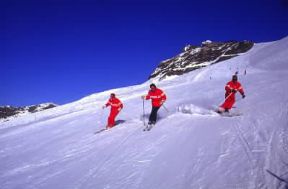 Sport . Sciatori durante una discesa libera in Valle d'Aosta.De Agostini Picture Library/G. Pidello