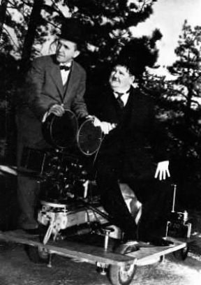 Stan Laurel sul set cinematografico con Oliver Hardy.De Agostini Picture Library