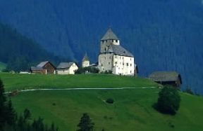 Trentino Alto-Adige. Il castello di S. Martino nella Val Badia, uno dei tanti luoghi turistici della regione.De Agostini Picture LibraryA. Vergani