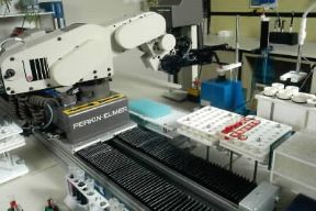 Automazione. Linea di robot per analisi diagnostiche in uno stabilimento farmaceutico.De Agostini Picture Library/G. Cigolini