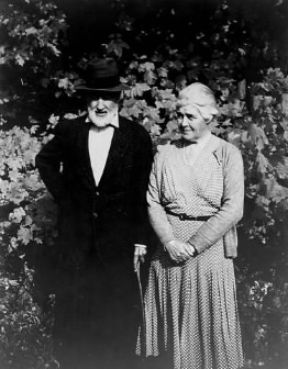Charles Edward Ives . Il compositore statunitense con la moglie in una foto d'epoca.De Agostini Picture Library