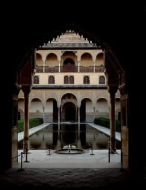 Islam . Il cortile dei Mirti nell'Alhambra di Granada (sec. XIV).De Agostini Picture Library/G. Dagli Orti