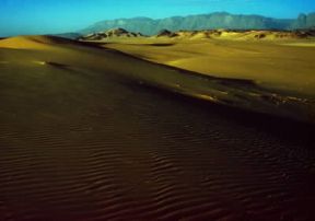 Niger. Veduta del deserto e, sullo sfondo, il massiccio dell'AÃ¯r.De Agostini Picture Library / G. Gamba