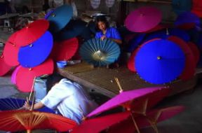 Thailandia. La produzione artigianale di ombrellini di carta a Chiang Mai, la maggiore cittÃ  della Regione Settentrionale.De Agostini Picture Library/C. Sappa