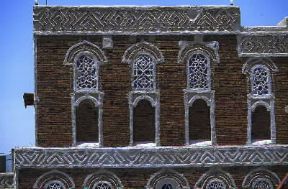 Yemen. Finestre di un edificio nel centro storico di San'a, la cittÃ  dai tratti urbanistici unici nel mondo islamico.De Agostini Picture Library/L. Romano
