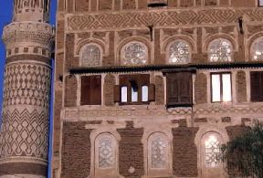 Yemen. Particolare di un'abitazione e di un minareto di San'a.De Agostini Picture Library/L. Romano