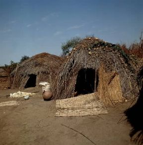 Capanna. Villaggio di pescatori con capanne in fibre vegetali, in Burkina.De Agostini Picture Library/Jaccod