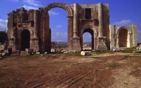 Gerasa. L'arco di trionfo di Adriano era la porta meridionale della cittÃ .De Agostini Picture Library/C. Sappa