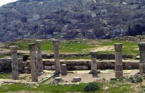Giordania. Veduta delle rovine di una chiesa bizantina e sullo sfondo 'Amman.De Agostini Picture Library / C. Sappa