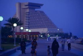 Qatar. Il moderno edificio dell'hotel Sheraton presso Doha.De Agostini Picture Library/C. Sappa