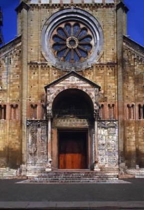 Verona. Il portale di S. Zeno Maggiore, decorato con rilievi di NiccolÃ² (sec. XII).De Agostini Picture Library/G. Berengo Gardin