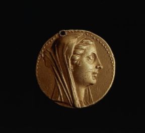 Berenice I ritratta sul recto di un ottodramma aureo (III sec. a. C., Londra, British Museum).Londra, British Museum