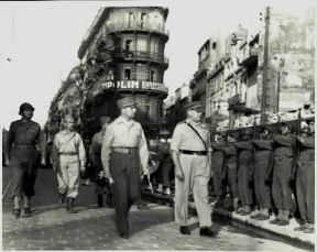 Francia. Il generale De Lattre de Tassigny e il generale alleato Maitland Wilson ispezionano le truppe a Tolone liberata nel 1944.De Agostini Picture Library