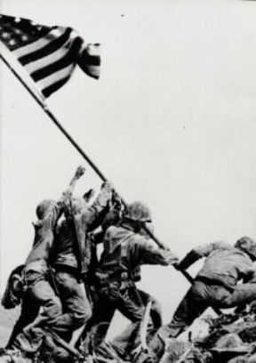II guerra mondiale. La bandiera statunitense issata sulla vetta piÃ¹ alta di Iwo-jima (marzo 1945).De Agostini Picture Library
