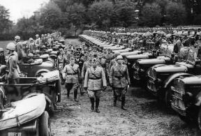 Italia . Mussolini (al centro) visita la divisione Torino della Armata del Po (Monselice, 8 ottobre 1940).De Agostini Picture Library