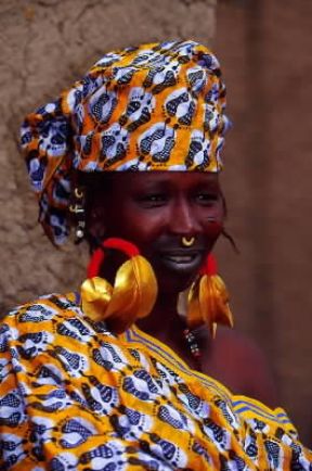 Mali. Una donna Peul in un villaggio vicino DjennÃ©.De Agostini Picture Library/L. Romano