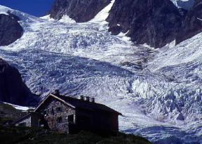 Rifugio Elisabetta ai piedi del ghiacciaio Lex Blanche.De Agostini Picture Library/S. Vannini