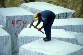 Marmo. Un momento della riquadratura dei blocchi di marmo in una cava sull'Altissimo (Lucca).De Agostini Picture Library/A. Vergani