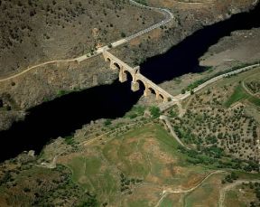 Ponte romano (sec. II d. C.) sul fiume Tago ad Alcantara, in Spagna.De Agostini Picture Library/Pubbliaerfoto