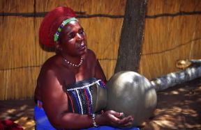 Zulu. Una donna mentre lavora un vasellame in un villaggio zulu dell'Africa meridionale.De Agostini Picture Library/L. Romano
