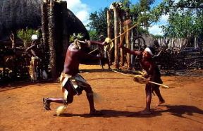 Zulu. Due guerrieri zulu in abiti tradizionali durante una danza rituale (Repubblica Sudafricana).De Agostini Picture Library/L. Romano