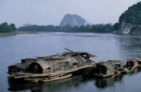 Asia. Giunche sul fiume Lijiang a Kweilin, circondato da foreste pluviali.De Agostini Picture Library/A. Vergani