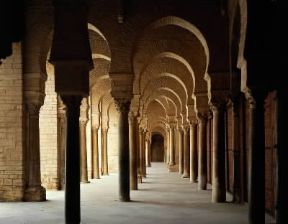Arco. Il portico della sala della preghiera (sec. IX), nella Grande Moschea di Kairouan, in Tunisia.De Agostini Picture Library/G.Dagli Orti
