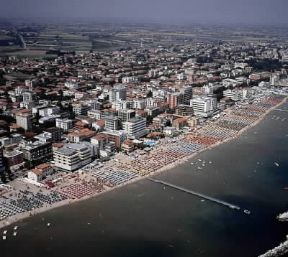 Adriatico. Veduta aerea di Milano Marittima, famosa localitÃ  turistica della costa romagnola.De Agostini Picture Library/U. Colnago