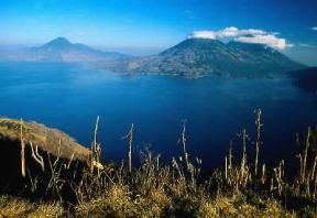 AtitlÃ¡n. Veduta del lago e dell'omonimo vulcano (al centro).De Agostini Picture Library / A. Vergani
