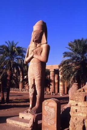 El-Karnak. La statua di Ramesse II nel tempio di Ammone.De Agostini Picture Library/G. SioÃ«n