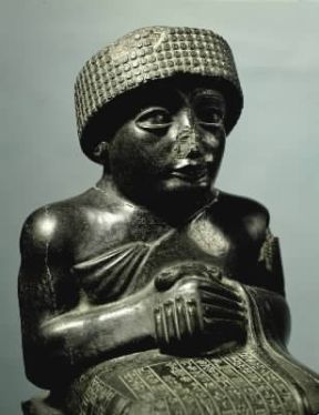 Lagas. Particolare di una statuetta di Gudea in diorite nera (fine del III millennio a. C.; Parigi, Louvre).De Agostini Picture Library/G. Dagli Orti