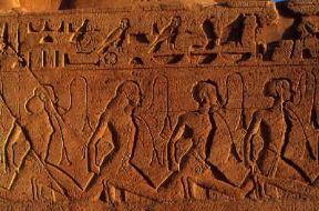Nubia . Prigionieri nubiani nel bassorilievo dello zoccolo del tempio di Amon-Ra, ad Abu Simbel.De Agostini Picture Library/G. SioÃ«n
