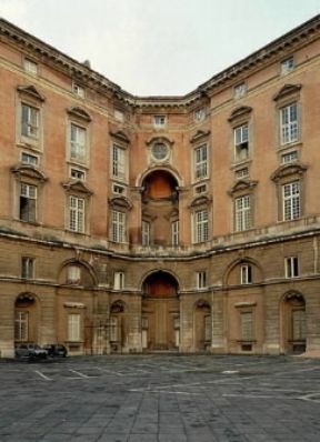 Palazzo . Particolare del cortile della reggia di Caserta.De Agostini Picture Library/F. Tanasi