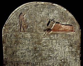 Stele egiziana dedicata ad Harpeson, particolare del toro Api (Parigi, Louvre).De Agostini Picture Library/G. Dagli Orti