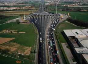 Autostrada. Veduta di un casello.De Agostini Picture Library / Pubbliaerfoto