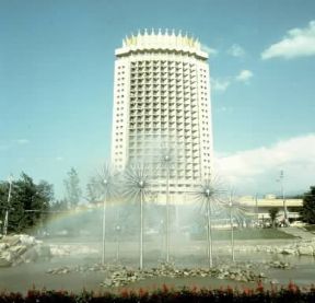 Kazahstan. Veduta di un moderno albergo nel centro della cittÃ .Tass