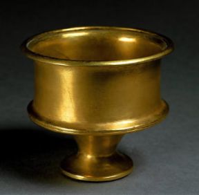 Ur. Un calice in oro della regione Puabi proveniente dalle tombe reali di Ur (Baghdad, Iraq Museum).De Agostini Picture Library/A. De Gregorio