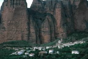Aragona. Paesaggio del versante meridionale dei Pirenei.De Agostini Picture Library/C. Sappa