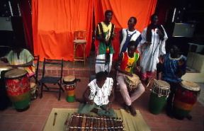 Bongos in un'orchestra della Gambia. De Agostini Picture Library/C. Sappa