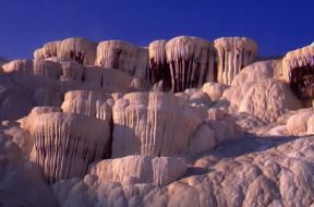Calcare. La cascata di Pamukkale (Turchia), formata da i depositi calcarei di acque termali soprassature di carbonato di calcio.De Agostini Picture Library/G. SioÃ«n
