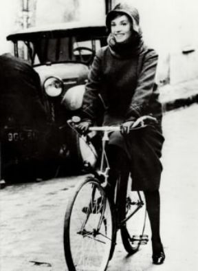 Paulette Goddard nel film Diario di una cameriera (1946) di J. Renoir.De Agostini Picture Library