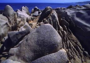 Roccia. Particolare della costa di Capo Testa, in Sardegna. De Agostini Picture Library / S. Vannini