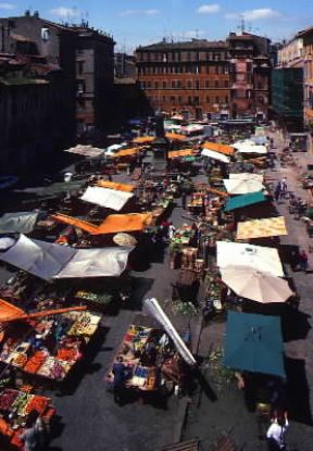 Roma. Piazza Campo de' Fiori con il caratteristico mercato.De Agostini Picture Library / M. Bertinetti