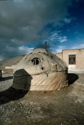 Asia. Una tenda emisferica, tipica abitazione delle popolazioni nomadi dell'Asia centrale.De Agostini Picture Library/T. Ledoux