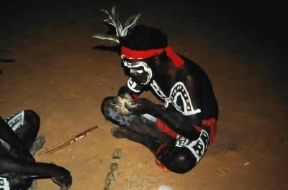 Australia. Accensione del fuoco col metodo tradizionale nella tribÃ¹ aborigena dei Djauana.De Agostini Picture Library/N. Cirani