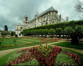 Berry . I giardini e la cattedrale di St. Ãˆtienne a Bourges.De Agostini Picture Library/G. Barone
