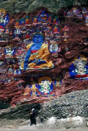 Tibet. Dipinti raffiguranti il Buddha su rocce nei pressi di Lhasa.De Agostini Picture Library/G. SioÃ«n
